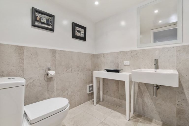 Photo of property in 2/24 Colonial Road, Birkenhead, Auckland, 0626