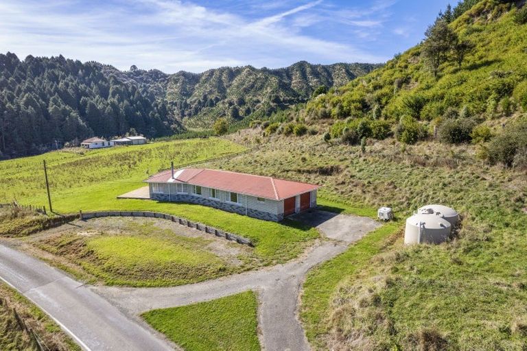 Photo of property in 2560 Rawhitiroa Road, Matemateaonga, Eltham, 4399
