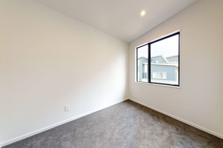 Photo of property in 12/62u Spenmoor Street, Newlands, Wellington, 6037