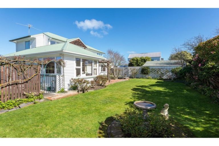 Photo of property in 37 Holly Road, St Albans, Christchurch, 8014