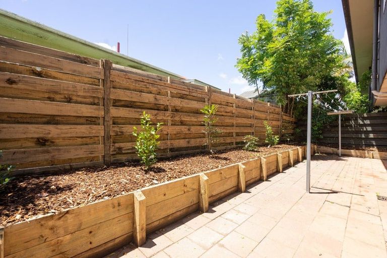 Photo of property in 2/218 East Coast Road, Forrest Hill, Auckland, 0620