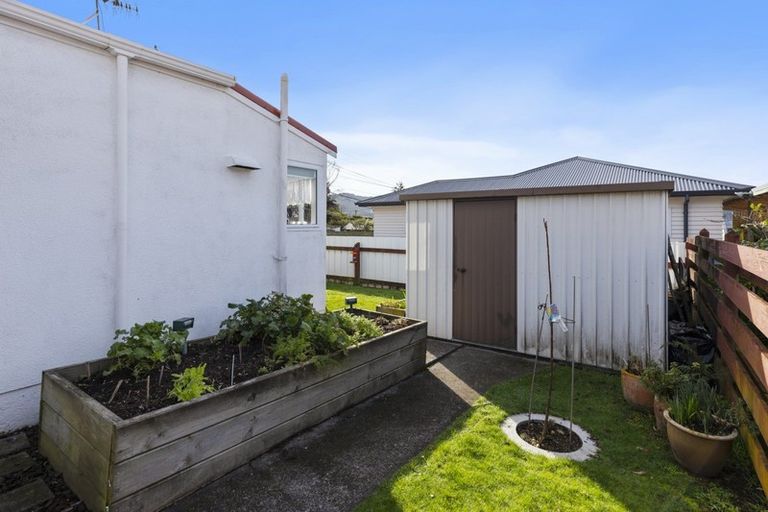 Photo of property in 5 Lees Grove, Wainuiomata, Lower Hutt, 5014