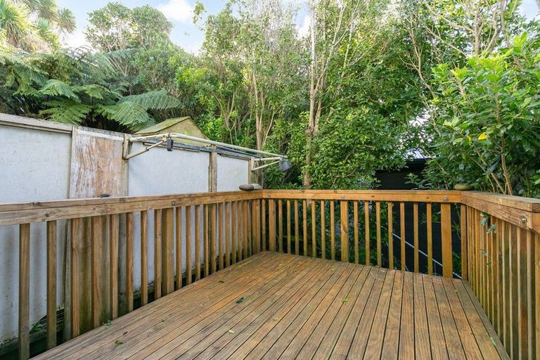 Photo of property in 27b Cheltenham Terrace, Newlands, Wellington, 6037
