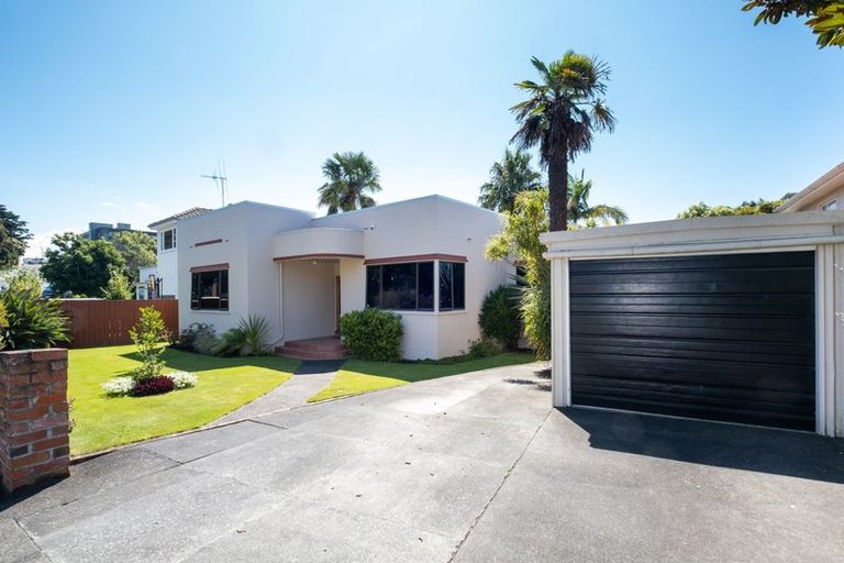 Photo of property in 61 Napier Terrace, Hospital Hill, Napier, 4110