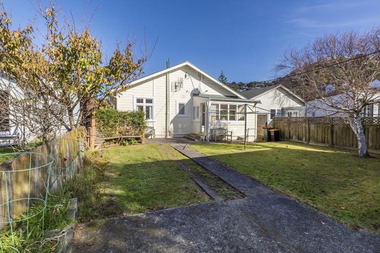 Photo of property in 23 Endeavour Street, Lyall Bay, Wellington, 6022