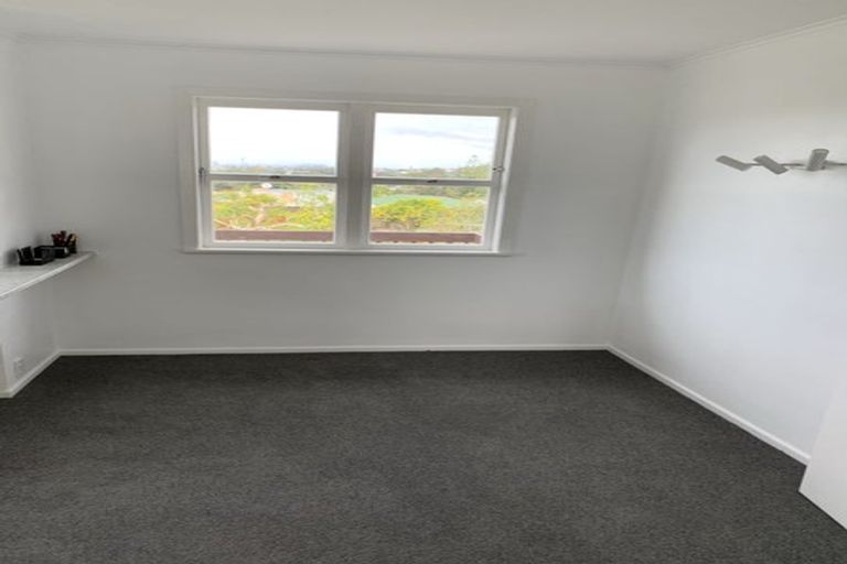 Photo of property in 308 Wairau Road, Glenfield, Auckland, 0629