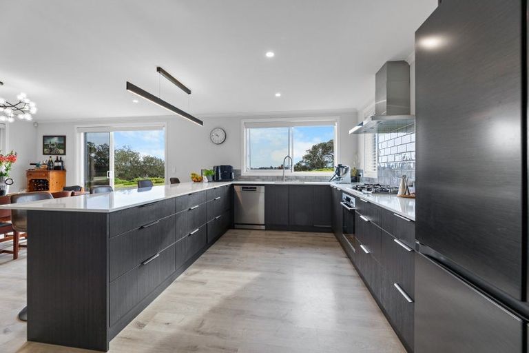 Photo of property in 32 Omahuru Road, Glenbrook, 2681