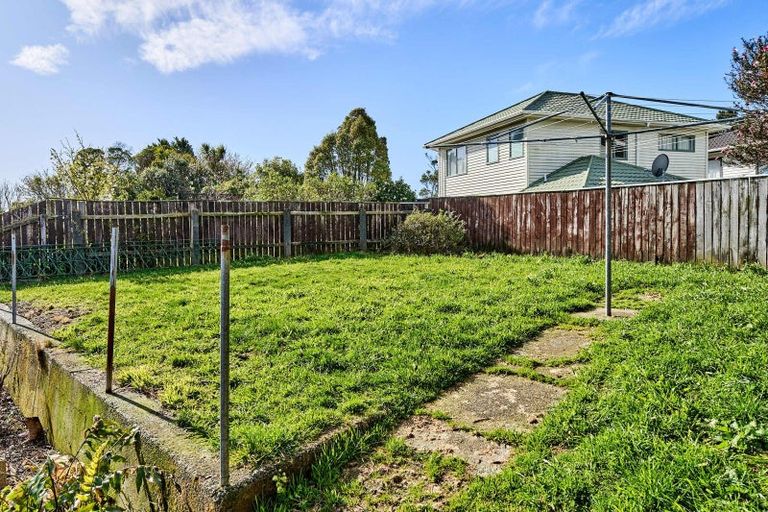 Photo of property in 22 Longcroft Terrace, Newlands, Wellington, 6037