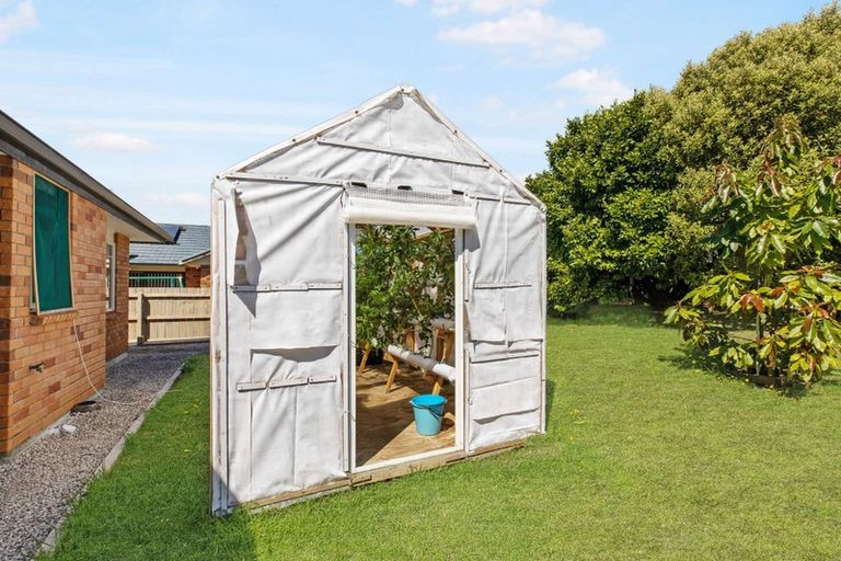 Photo of property in 20 Mandalay Place, Waiuku, 2123