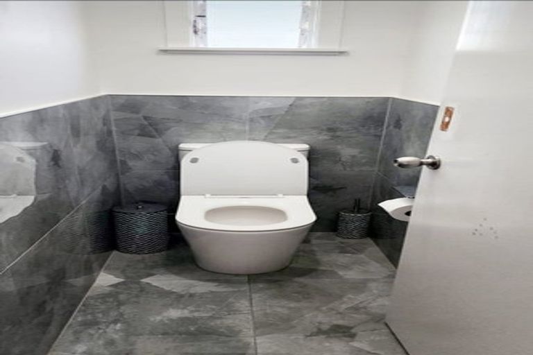 Photo of property in 2/31 Sunnyfield Crescent, Glenfield, Auckland, 0629