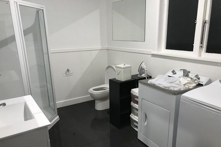 Photo of property in 21 Featherston Street, Takaro, Palmerston North, 4412