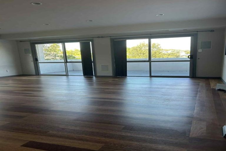 Photo of property in 14 Bush View Lane, Northcote Point, Auckland, 0627