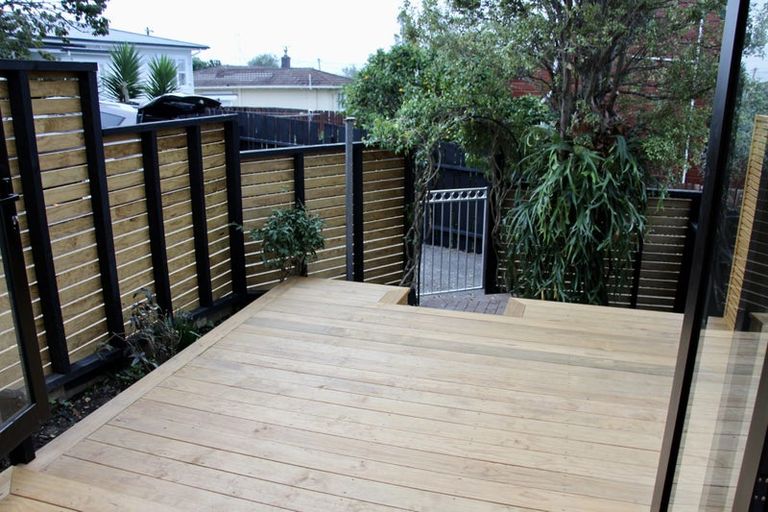 Photo of property in 2/75 Birkdale Road, Birkdale, Auckland, 0626