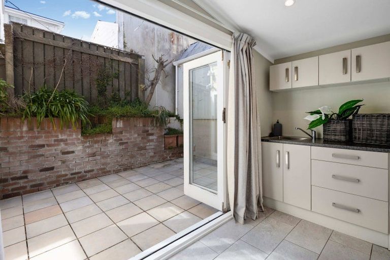 Photo of property in 15 Selwyn Terrace, Thorndon, Wellington, 6011