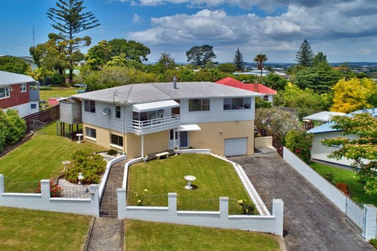 Photo of property in 22 Crompton Road, Massey, Auckland, 0614