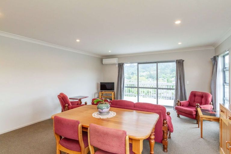 Photo of property in 32 Speldhurst Grove, Stokes Valley, Lower Hutt, 5019