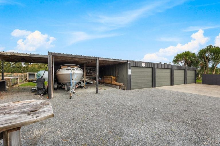 Photo of property in 124 Boord Crescent, Kumeu, 0891
