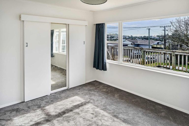 Photo of property in 22 Longcroft Terrace, Newlands, Wellington, 6037