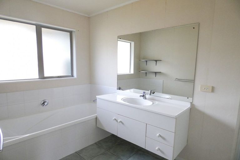 Photo of property in 72 Kingdale Road, Henderson, Auckland, 0610