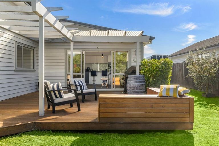 Photo of property in 8 Sir Lincoln Drive, Kumeu, 0810