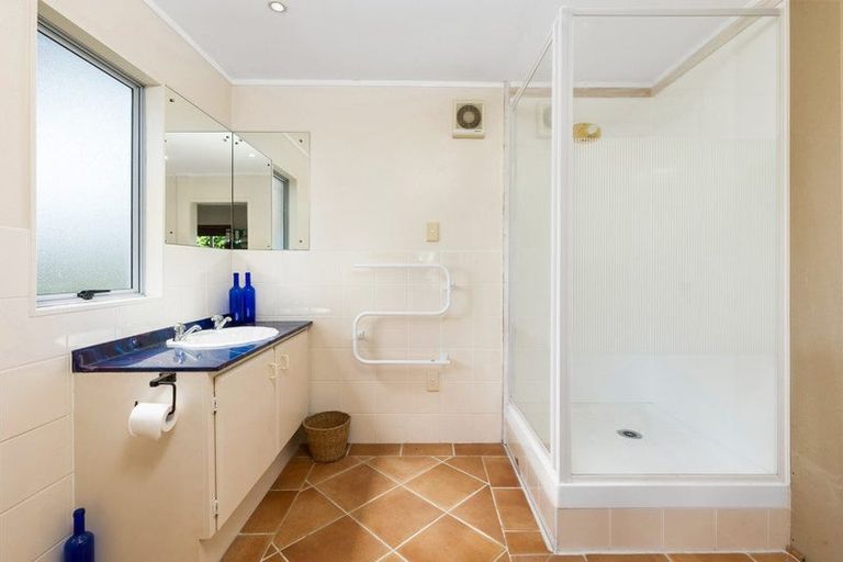Photo of property in 10 Tusac Place, Totara Vale, Auckland, 0627