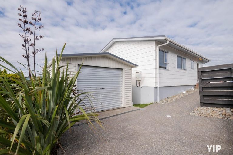 Photo of property in 21 Sunhaven Drive, Newlands, Wellington, 6037
