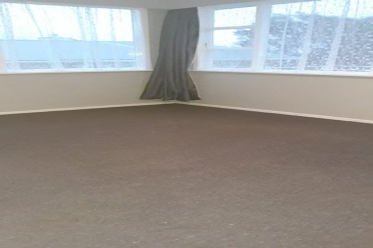 Photo of property in 5 Alder Place, Newlands, Wellington, 6037