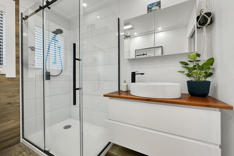 Photo of property in 11 Gibbs Place, Kinloch, Taupo, 3377