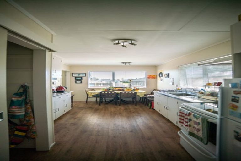 Photo of property in 8 Kauri Drive, Waiuku, 2123