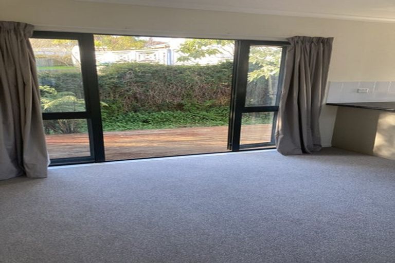 Photo of property in 102 Kemp Road, Massey, Auckland, 0614