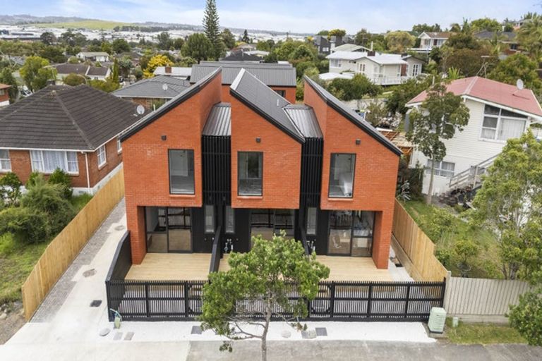 Photo of property in 121 Reeves Road, Pakuranga Heights, Auckland, 2010