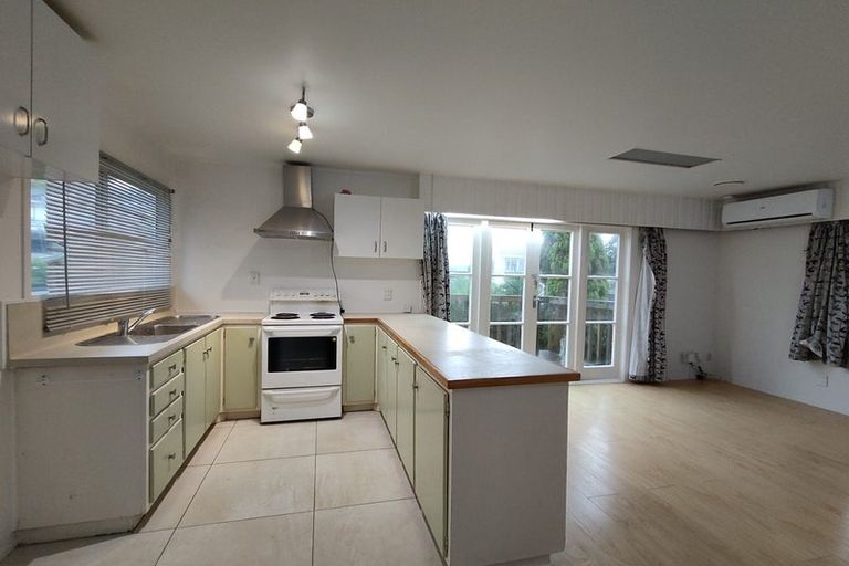 Photo of property in 1/3 Forsythe Place, Massey, Auckland, 0614