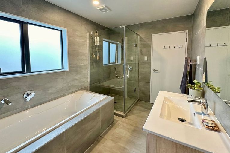 Photo of property in 1/4 Edgerton Road, Te Atatu Peninsula, Auckland, 0610