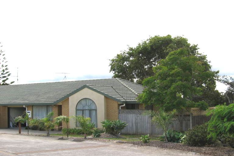 Photo of property in 12 Copplestone Place, New Lynn, Auckland, 0600