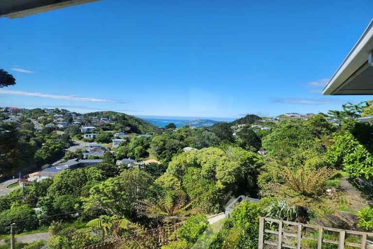 Photo of property in 106 Ruskin Road, Newlands, Wellington, 6037