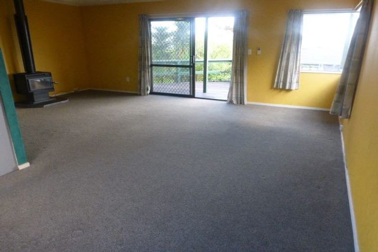 Photo of property in 12 Netherlands Avenue, Kelston, Auckland, 0602