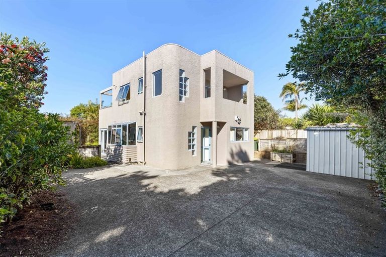 Photo of property in 111 Taikata Road, Te Atatu Peninsula, Auckland, 0610