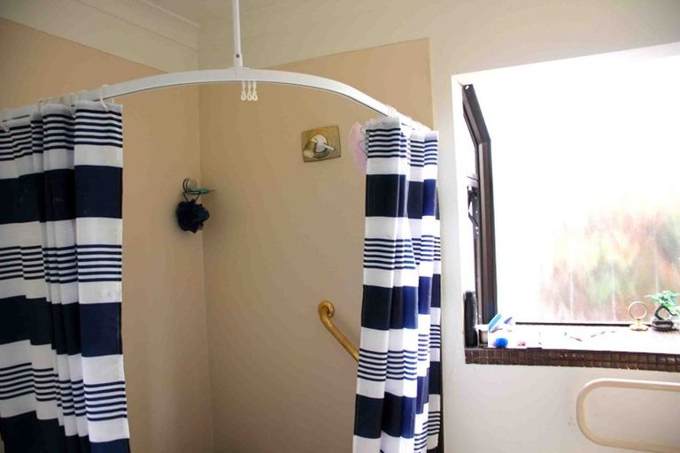 Photo of property in 20 Queen Mary Avenue, New Lynn, Auckland, 0600