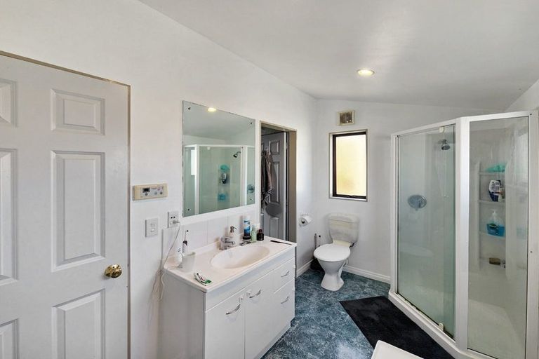 Photo of property in 82a Stewart Drive, Newlands, Wellington, 6037