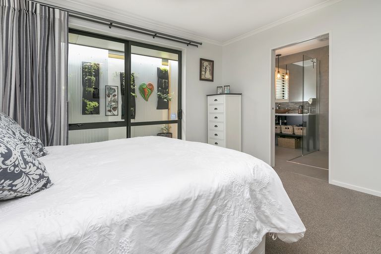 Photo of property in 11 San Pedro Place, Henderson, Auckland, 0612
