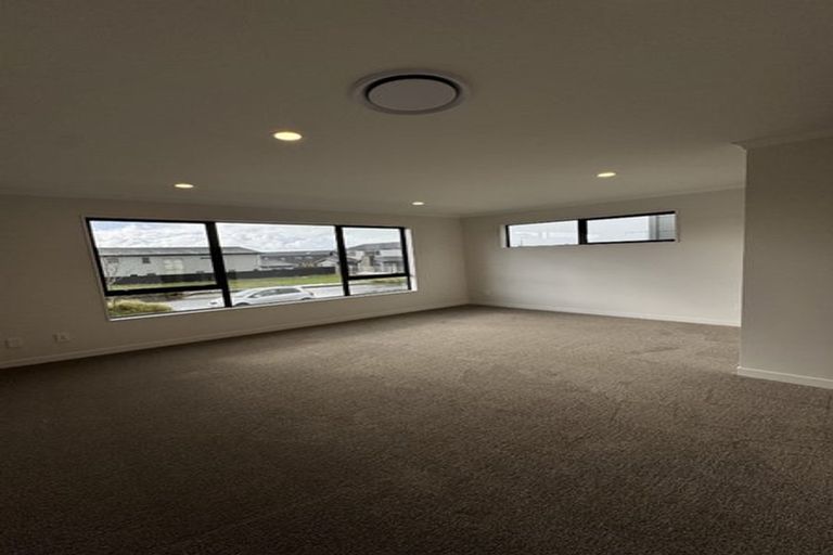 Photo of property in 5 Kikorangi Drive, Wainui, 0992