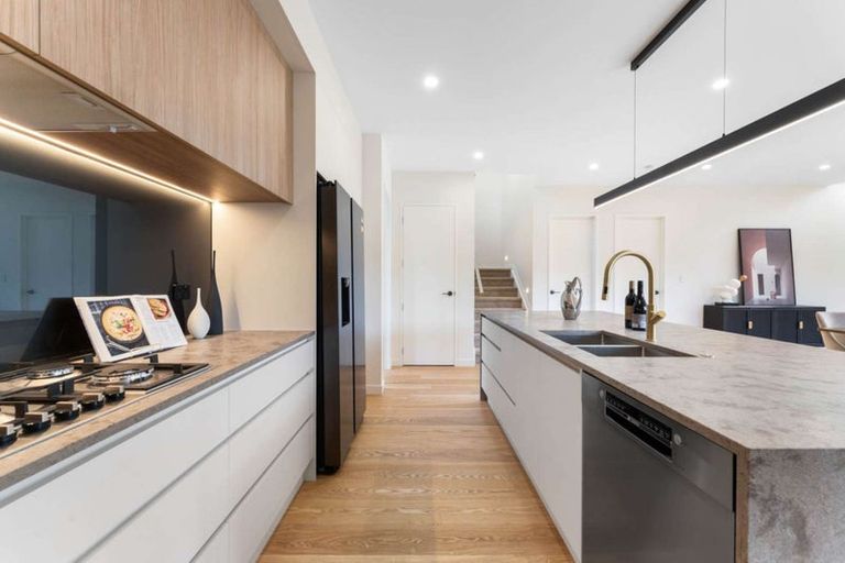 Photo of property in 16 Mcmenamin Place, Fairview Heights, Auckland, 0632