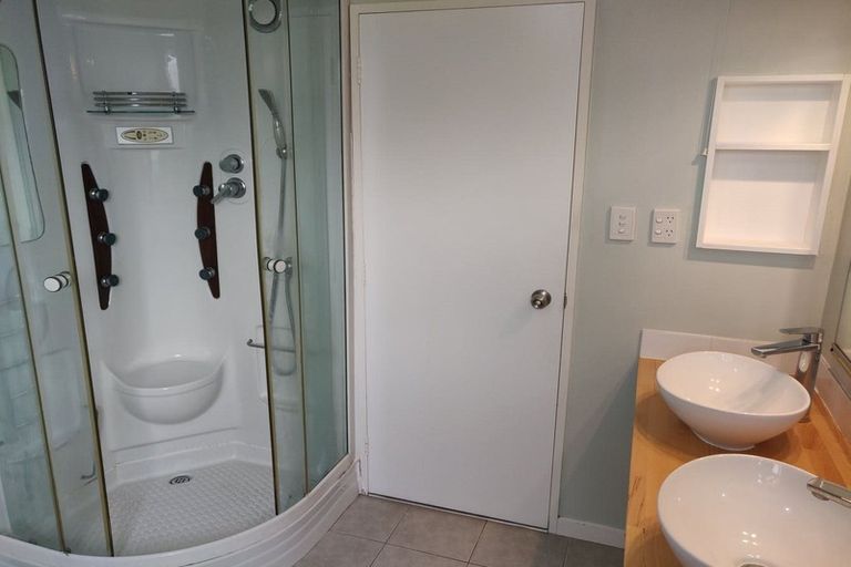 Photo of property in 17a Kingsbridge Place, Newlands, Wellington, 6037