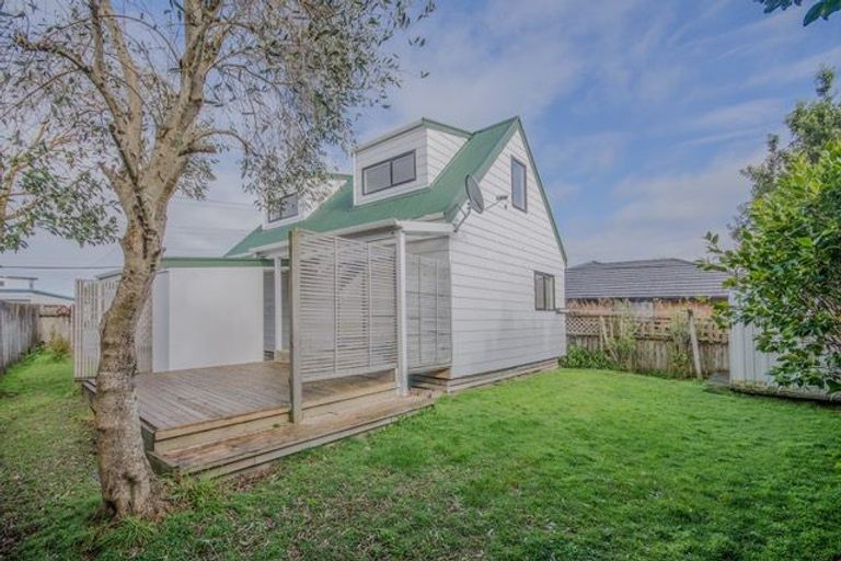 Photo of property in 1/3 Gloria Avenue, Te Atatu Peninsula, Auckland, 0610