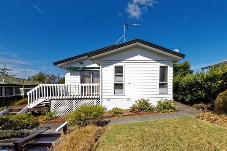 Photo of property in 37 Hassan Drive, Massey, Auckland, 0614