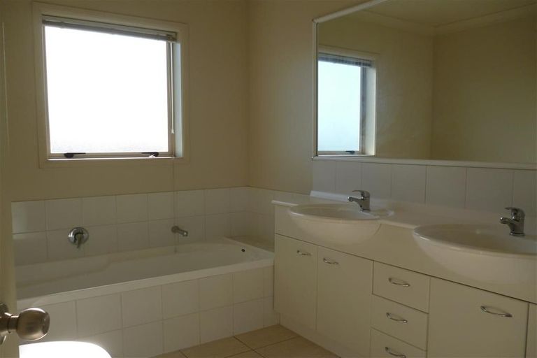 Photo of property in 20 Linkwater Way, Parklands, Christchurch, 8083