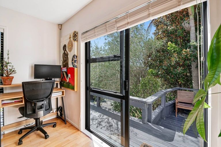 Photo of property in 2/8 Heatherleigh Rise, Northcross, Auckland, 0632