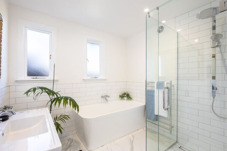 Photo of property in 22 Ridge Lane, New Plymouth, 4310