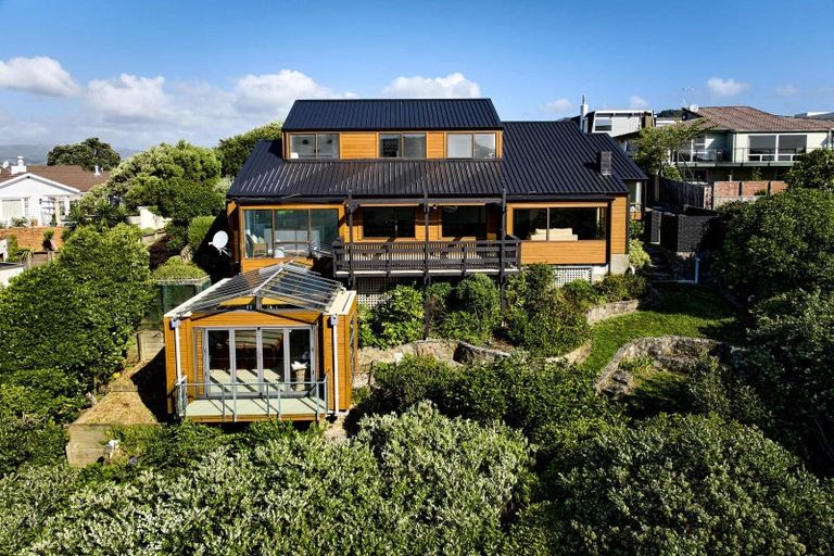 Photo of property in 93 Seaview Road, Paremata, Porirua, 5024