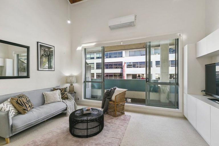 Photo of property in Metro Apartments, 220u4 Thorndon Quay, Pipitea, Wellington, 6011